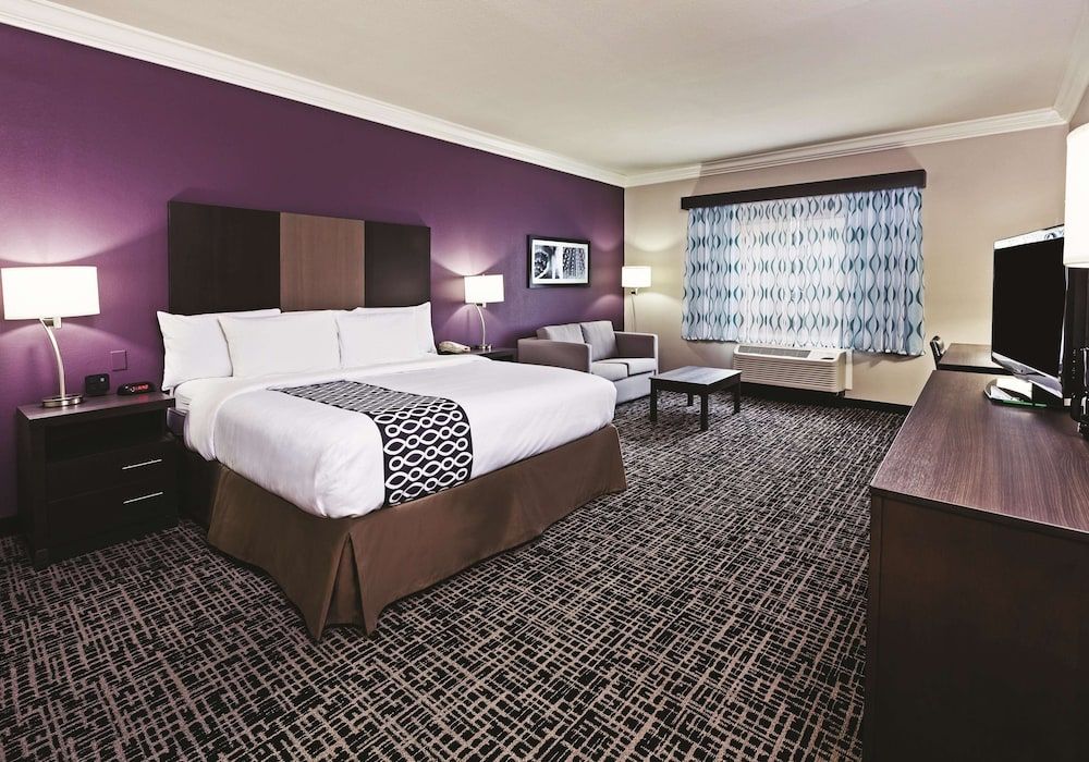 Deluxe Room, 1 King Bed, Accessible, Non Smoking (Mobility,Hearing,Tub w/Grab Bars)
