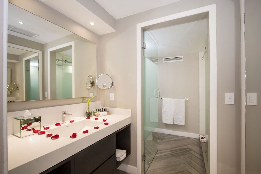 Isaaya Hotel Boutique by WTC Super Saver, 1 King Bed 18