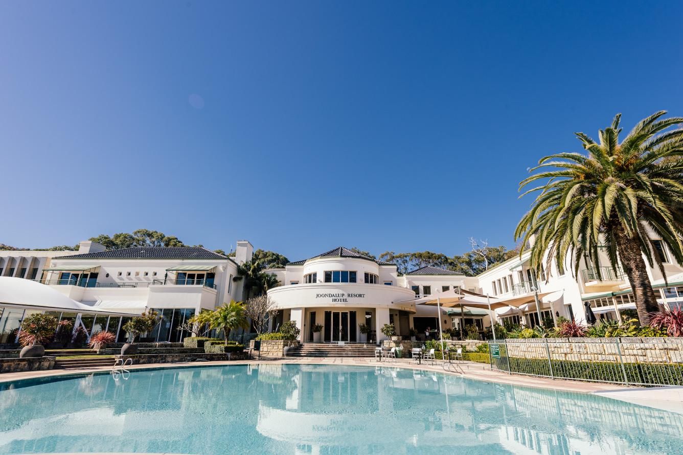 swimming pool [outdoor]