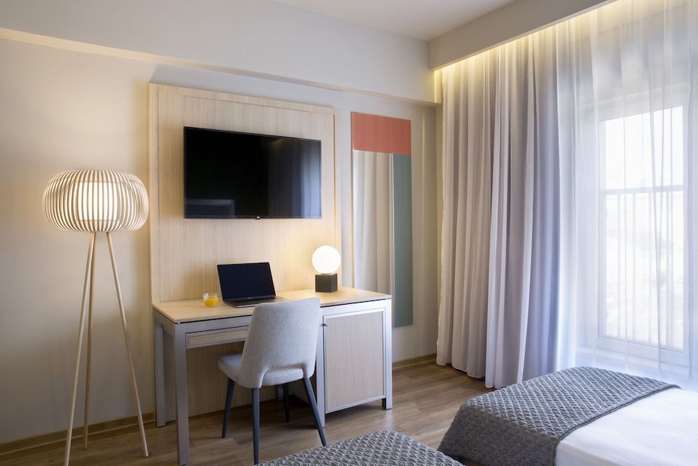 Central Hotel, Trademark Collection by Wyndham Room, 2 Twin Beds, Non Smoking 4