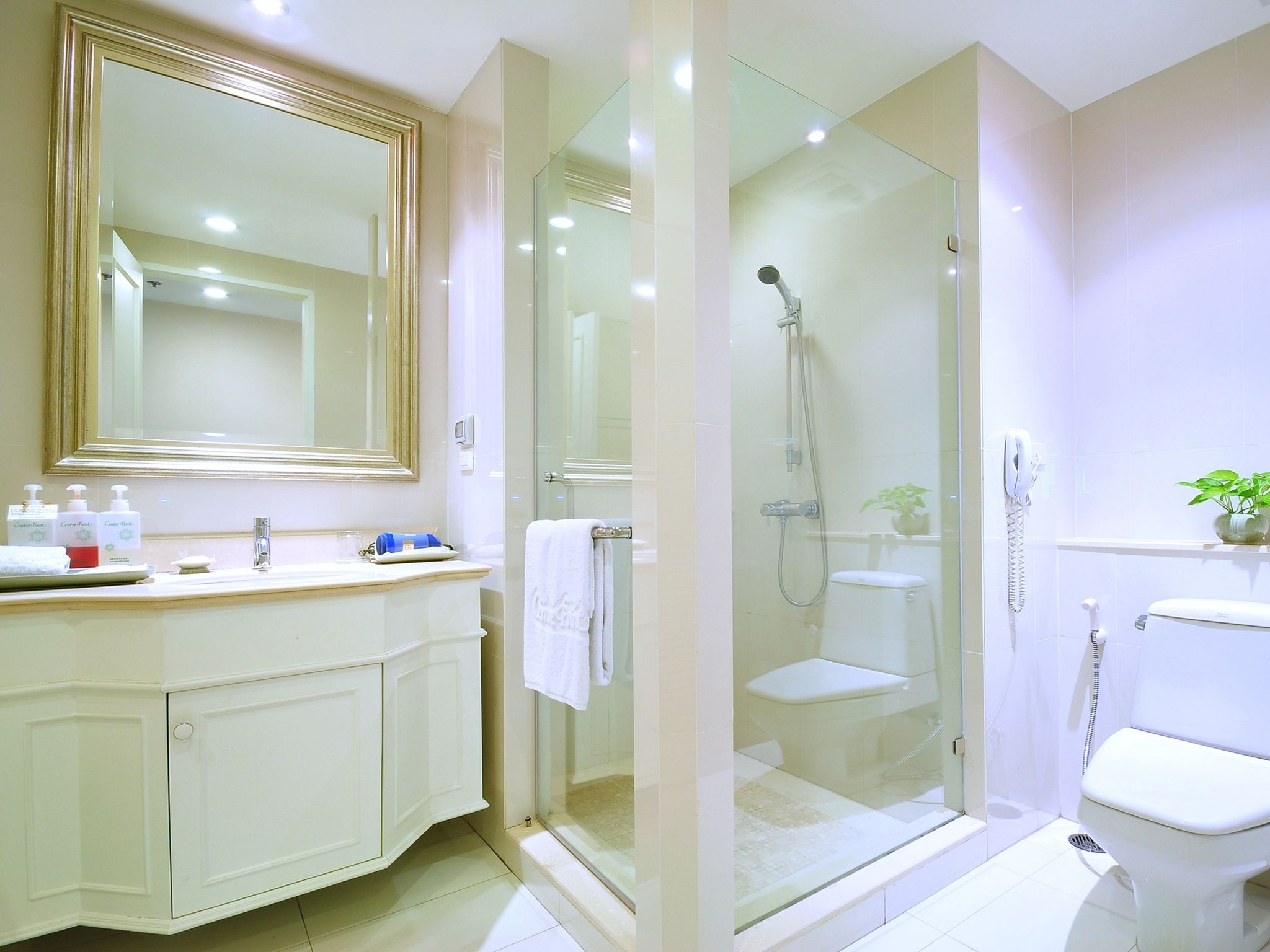 Centre Point Plus Hotel Silom Deluxe Room 6