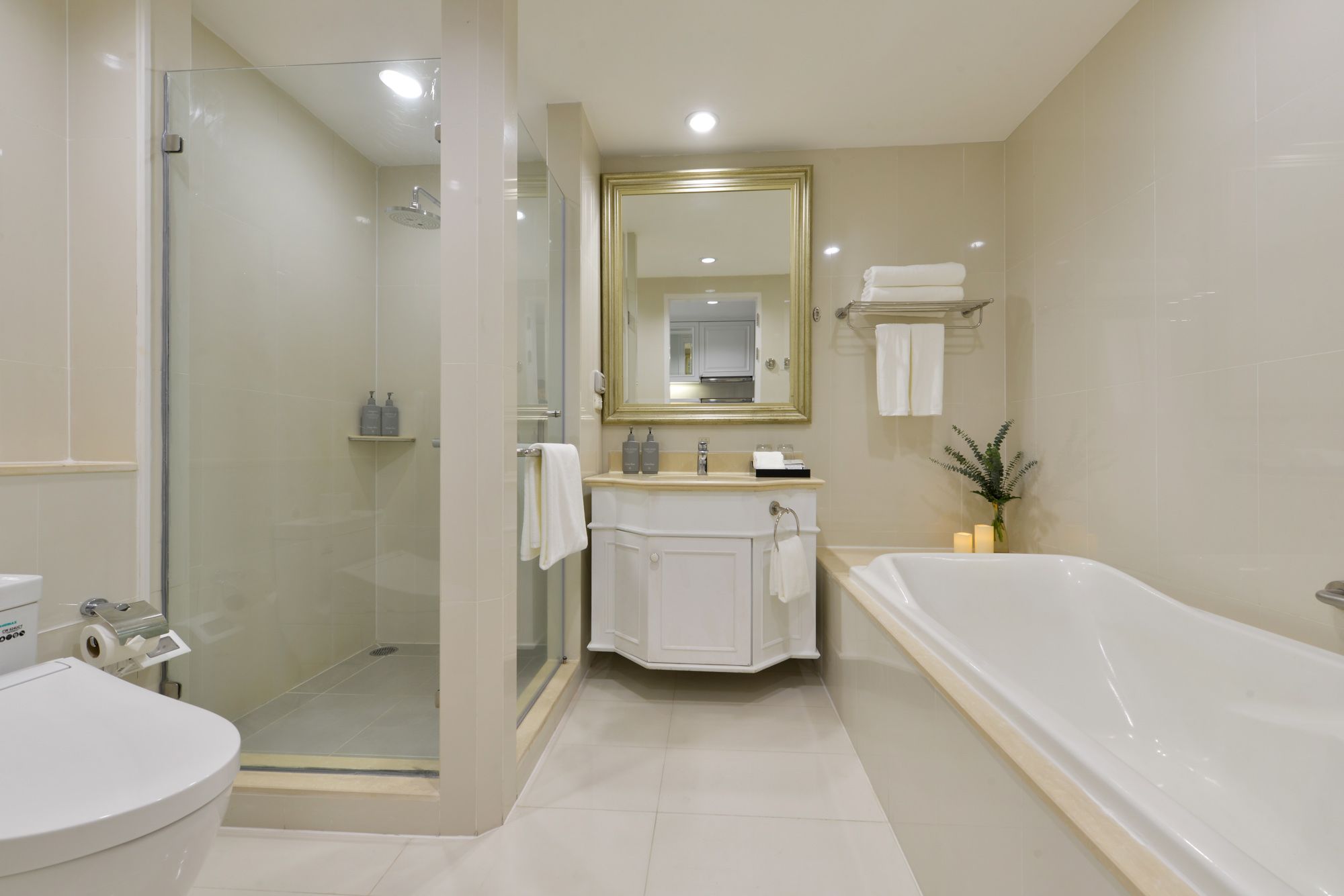 Centre Point Plus Hotel Silom Deluxe Room 4