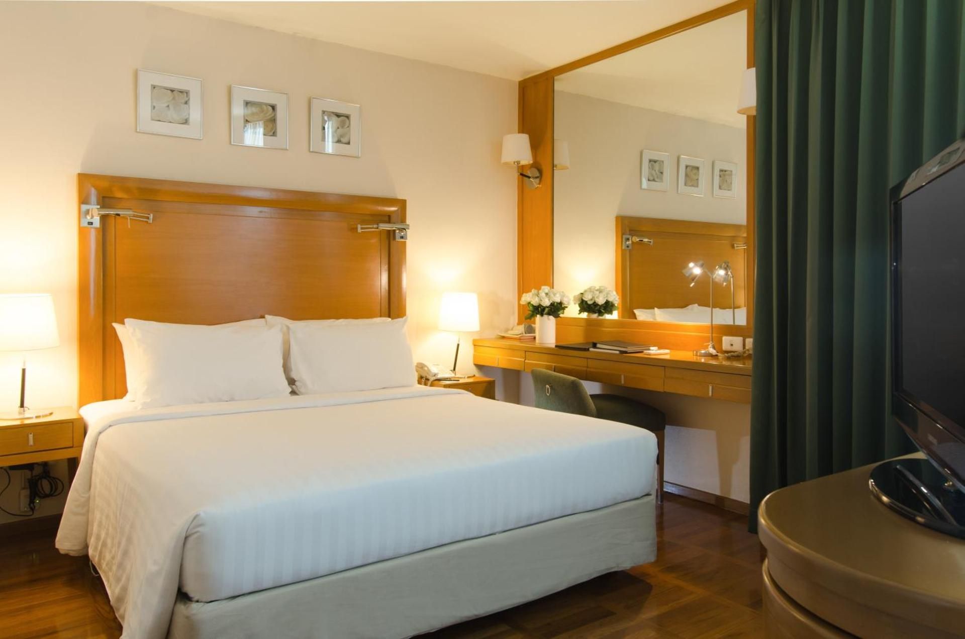 Deluxe King Room - Non-Smoking