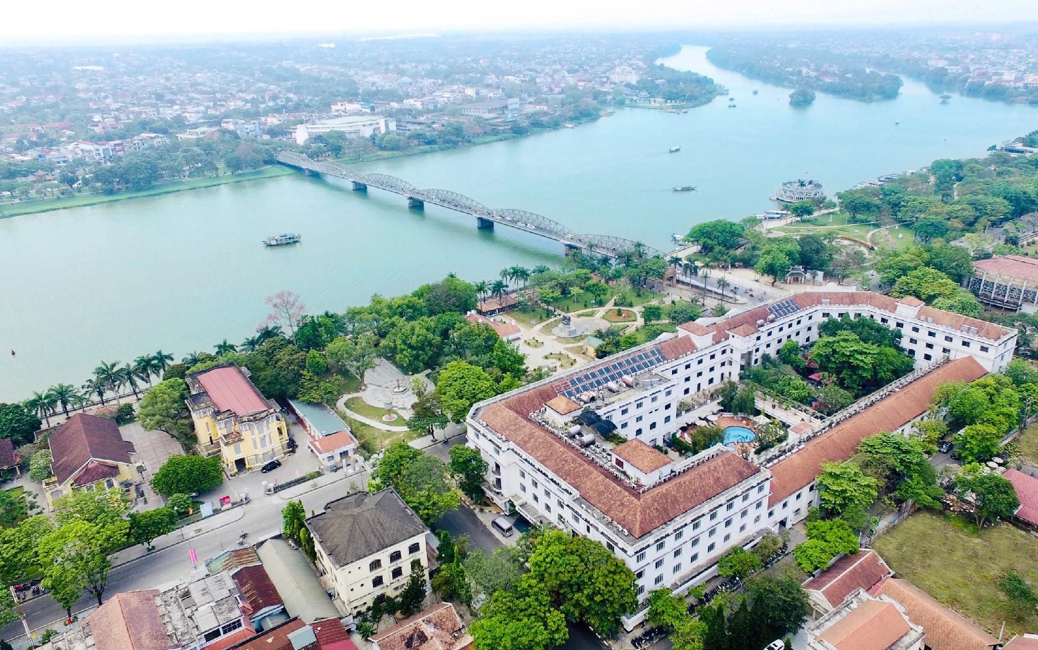 Premium, Triple, River View