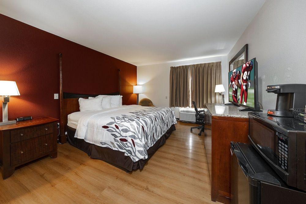 Suite, 1 King Bed, Smoking, Jetted Tub