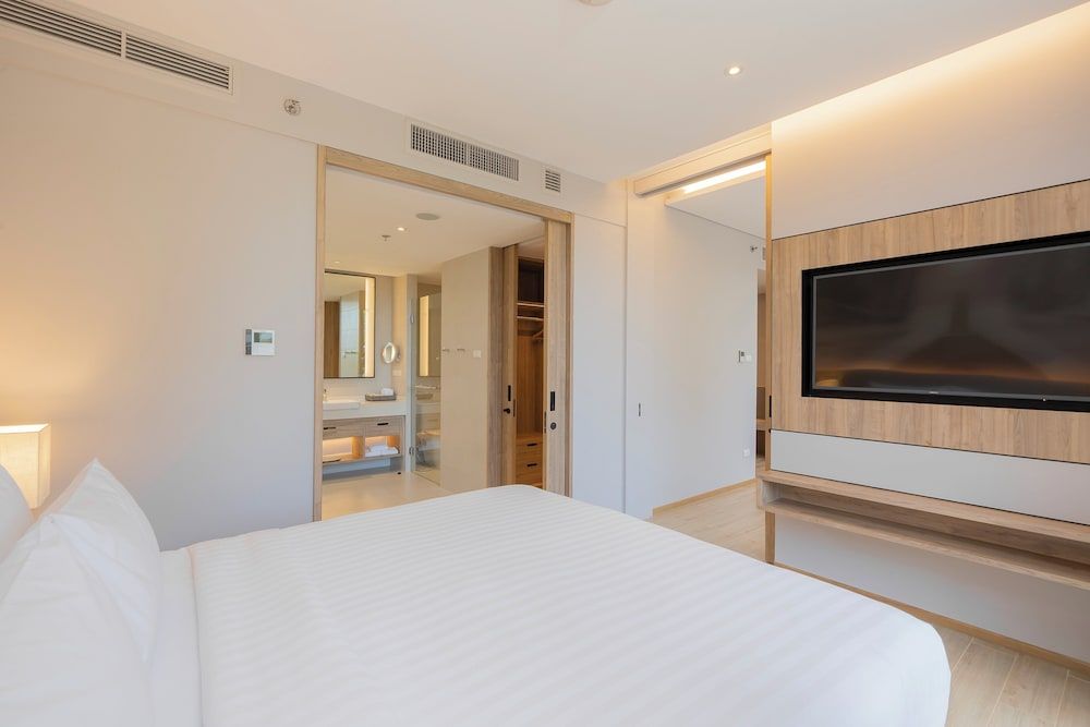 Suite, 1 King Bed, Balcony, City View