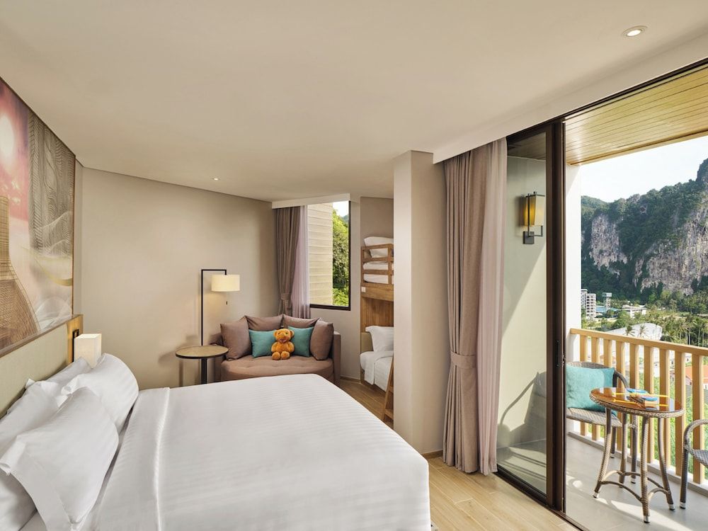 Standard Room, 1 King Bed, Balcony, Mountain View