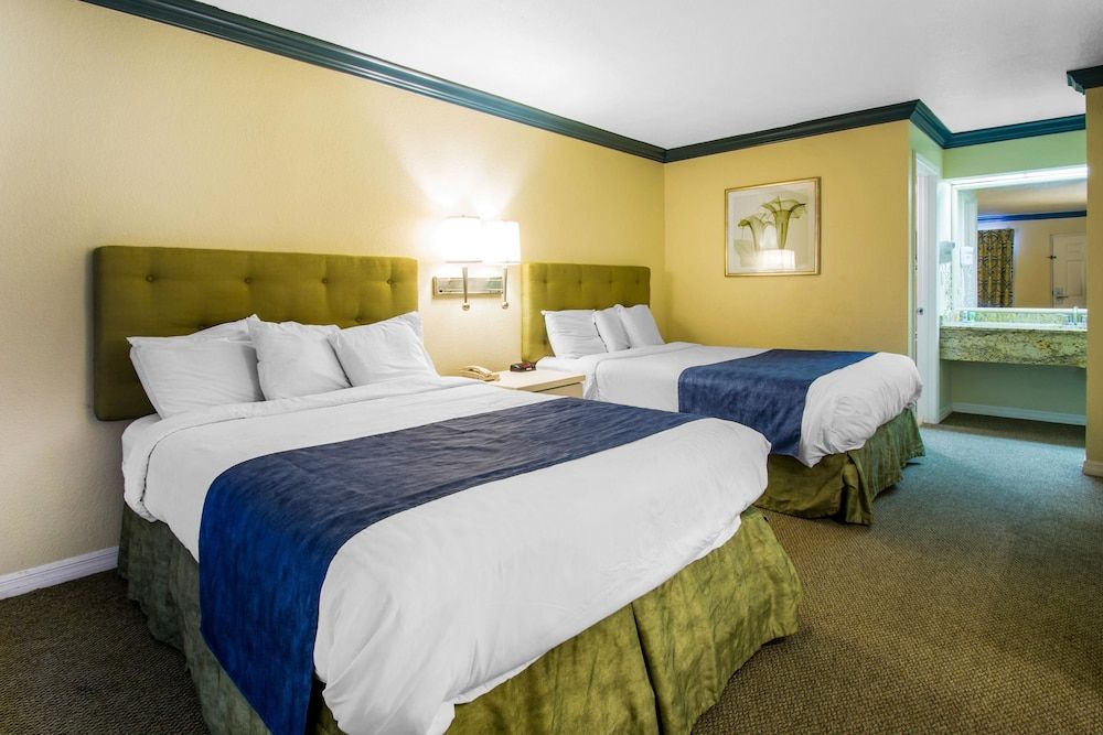 Room, 2 Queen Beds, Accessible, Non Smoking (Accessible Tub)