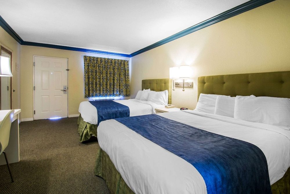 Room, 2 Queen Beds, Accessible, Non Smoking (Accessible Tub)