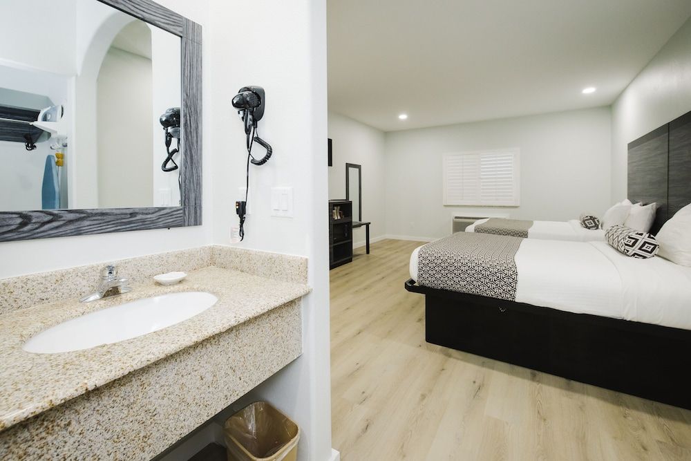 Sapphire Inn and Suites Standard Double Room, 2 Queen Beds, Non Smoking, Kitchenette 3