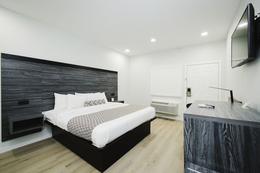 Sapphire Inn and Suites Standard Single Room, 1 King Bed, Smoking 5