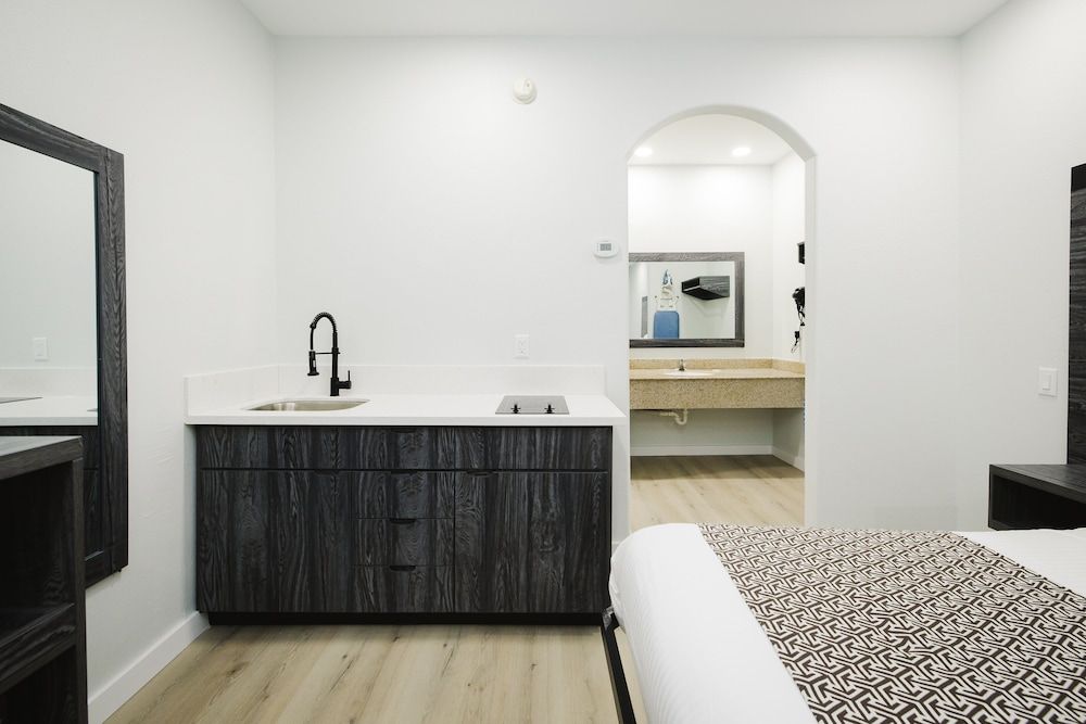 Sapphire Inn and Suites Standard Double Room, 2 Queen Beds, Non Smoking, Kitchenette 8