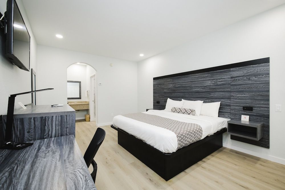 Sapphire Inn and Suites Standard Single Room, 1 King Bed, Smoking 3