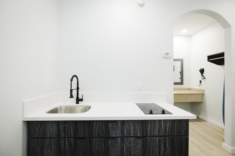 Sapphire Inn and Suites Standard Double Room, 2 Queen Beds, Non Smoking, Kitchenette 10