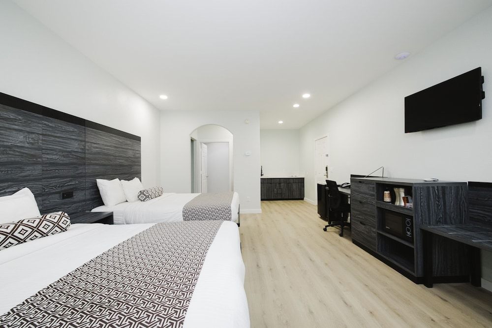 Sapphire Inn and Suites Standard Double Room, 2 Queen Beds, Non Smoking, Kitchenette 5