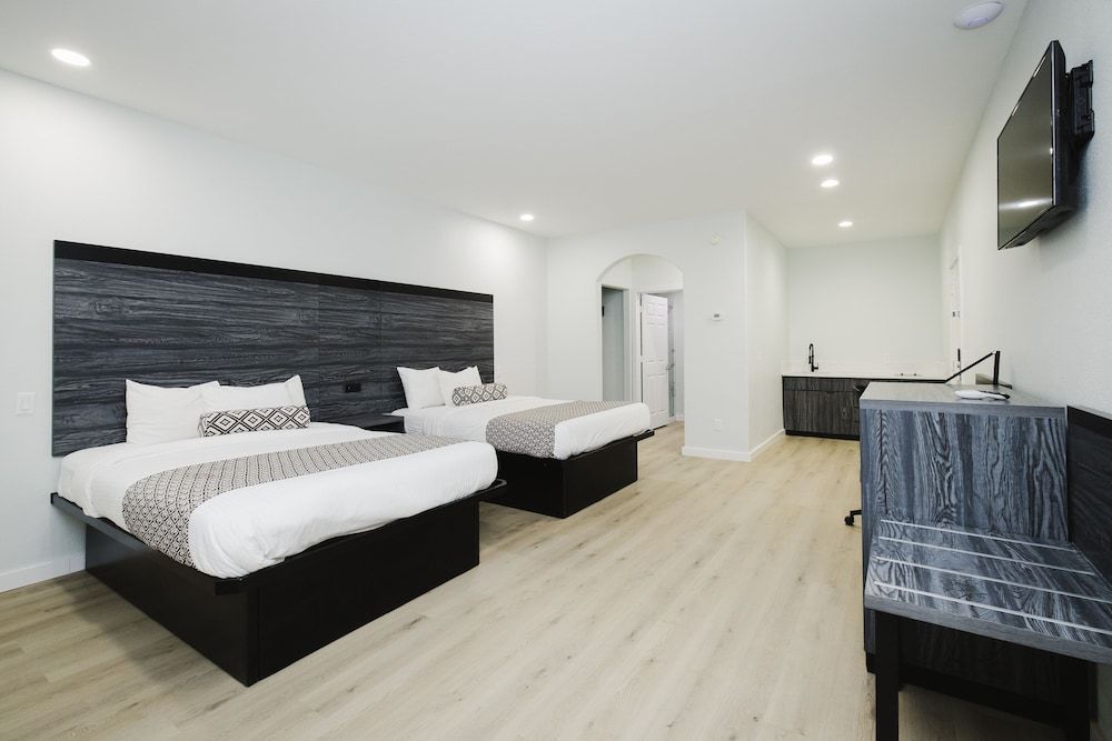 Sapphire Inn and Suites Standard Double Room, 2 Queen Beds, Non Smoking, Kitchenette 4