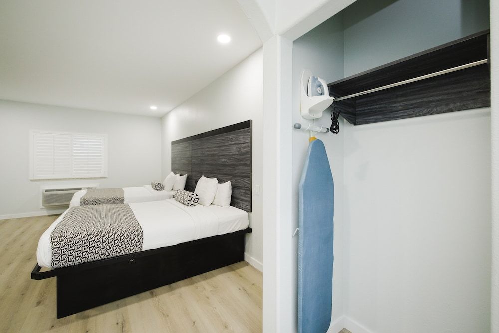 Sapphire Inn and Suites Standard Double Room, 2 Queen Beds, Non Smoking, Kitchenette