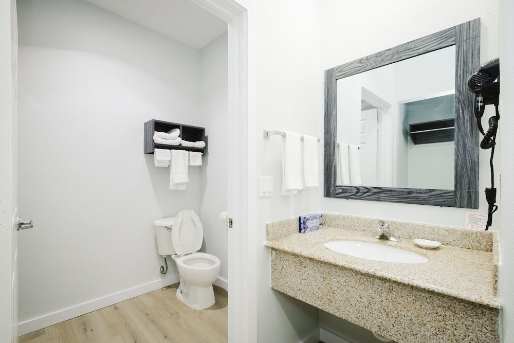 Sapphire Inn and Suites Standard Double Room, 2 Queen Beds, Non Smoking, Kitchenette 11