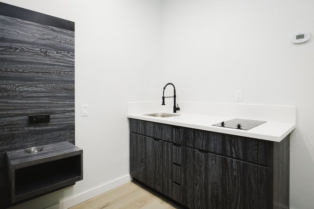 Sapphire Inn and Suites Standard Double Room, 2 Queen Beds, Non Smoking, Kitchenette 9