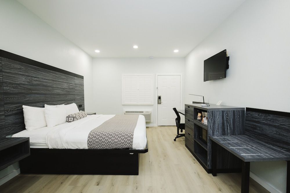 Sapphire Inn and Suites Standard Single Room, 1 King Bed, Smoking 4