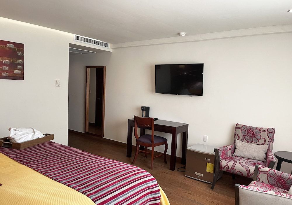 Deluxe Studio Suite, 1 King Bed