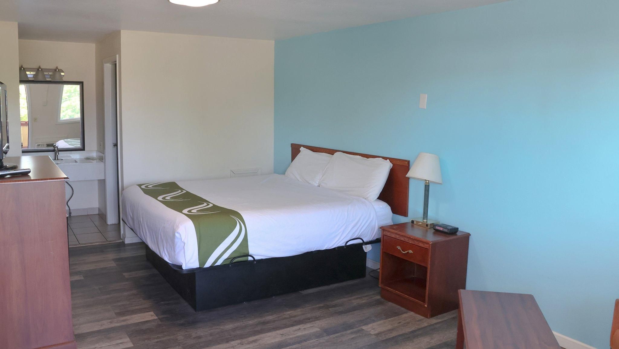 1 King Bed Nonsmoking