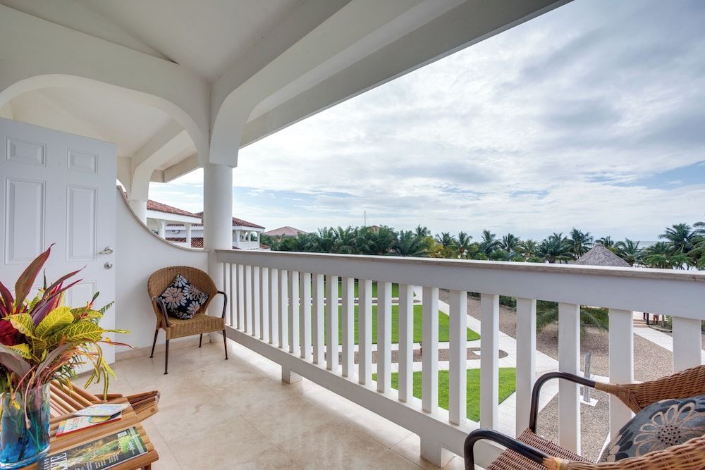 Placencia Resort Suite, 3 Bedrooms, Ocean View 2