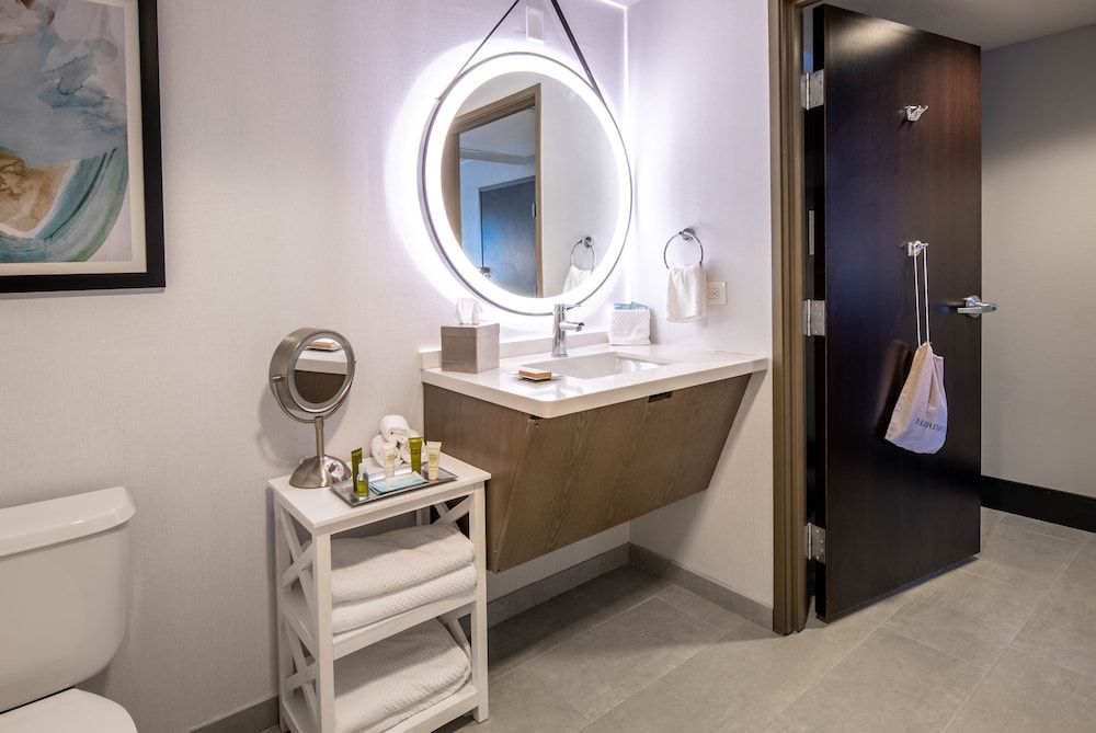 1 King Corner Suite, Mob/Hear Accessible