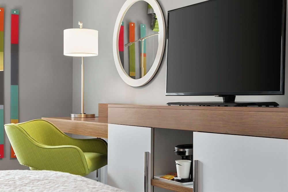 Hampton Inn by Hilton London Room, 2 Queen Beds, Non Smoking (with Work Area) 4