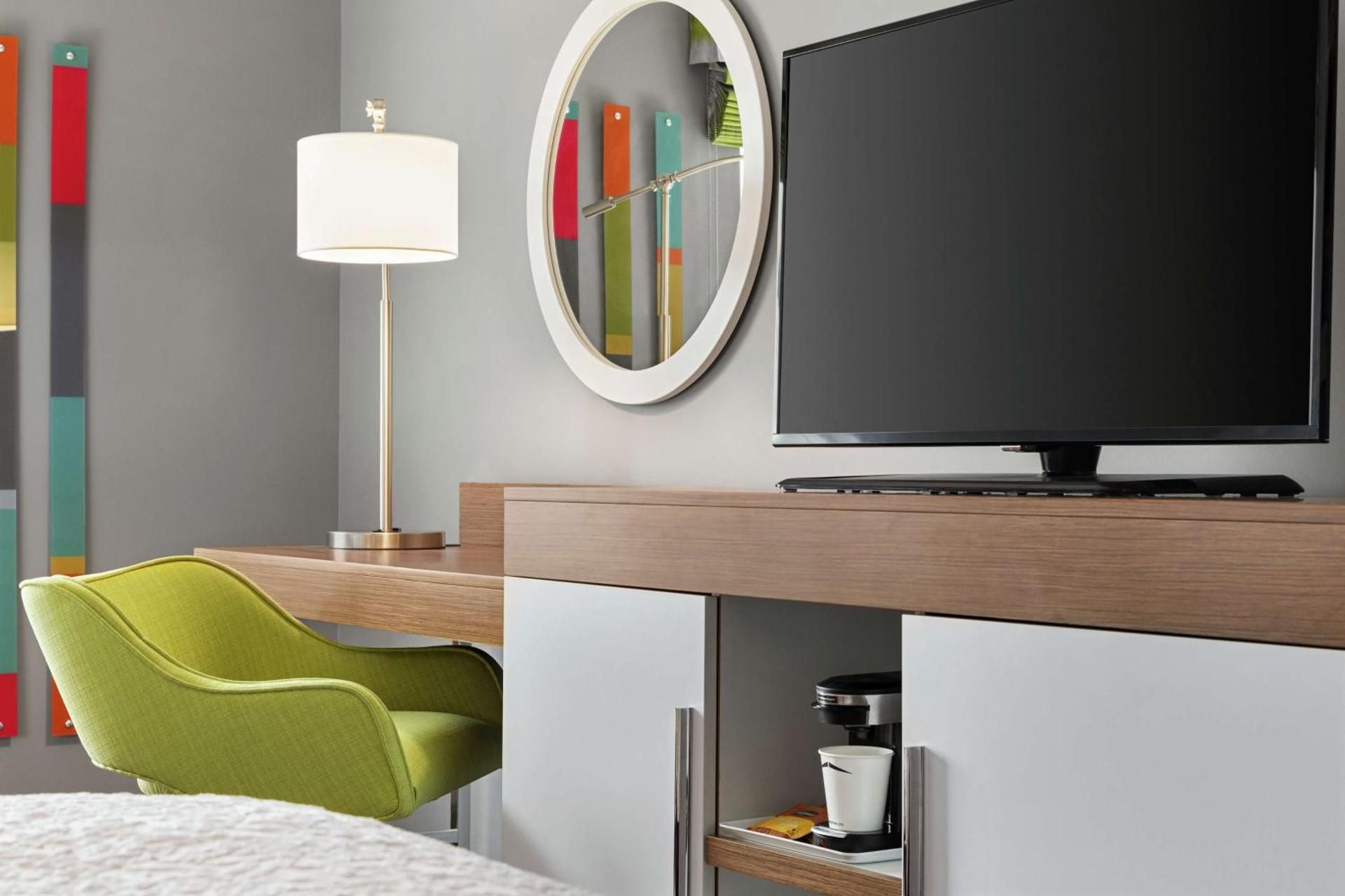 1 KING WITH GLASS SHOWER / HOT BREAKFAST