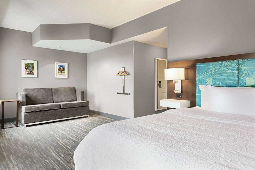 undefined Hampton Inn by Hilton London 8