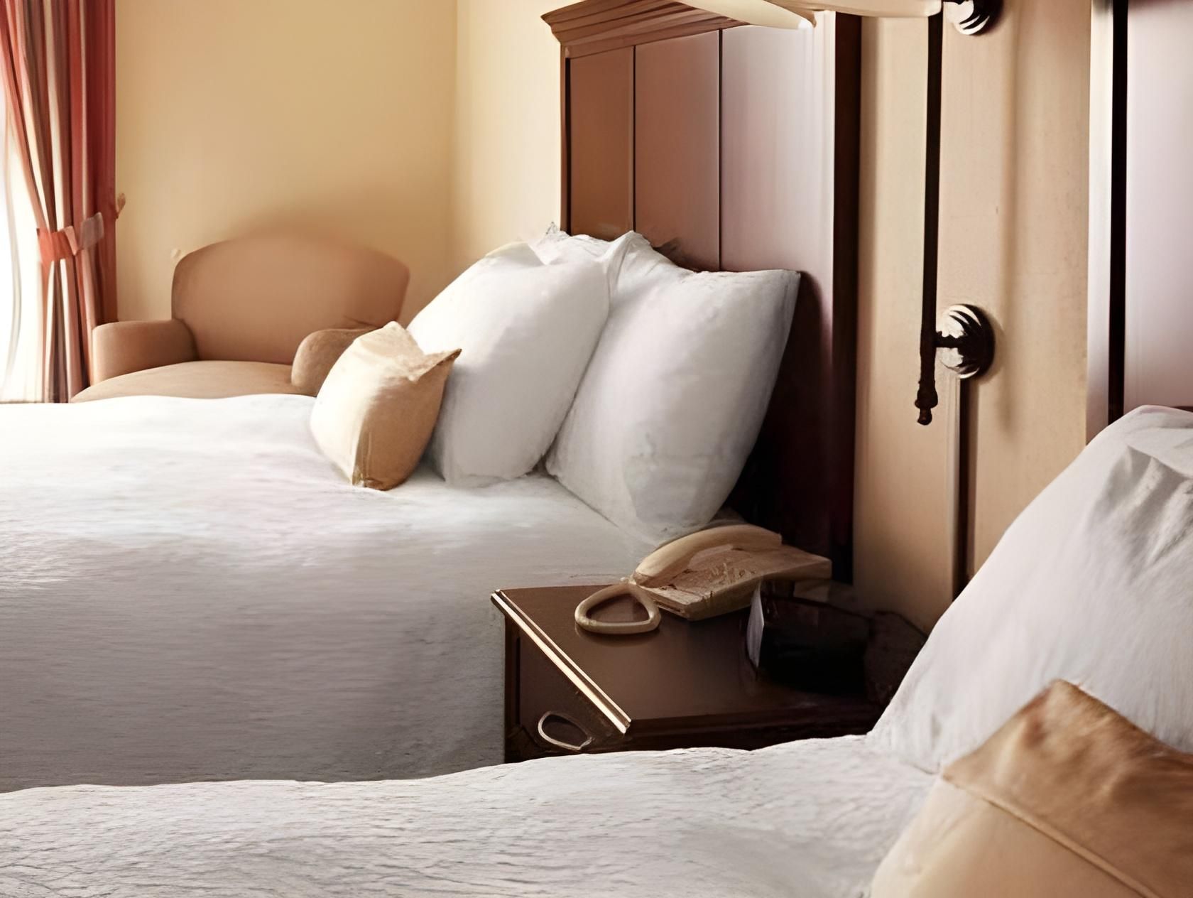 undefined Hampton Inn by Hilton London 5