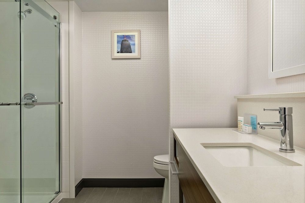 undefined Hampton Inn by Hilton London 9