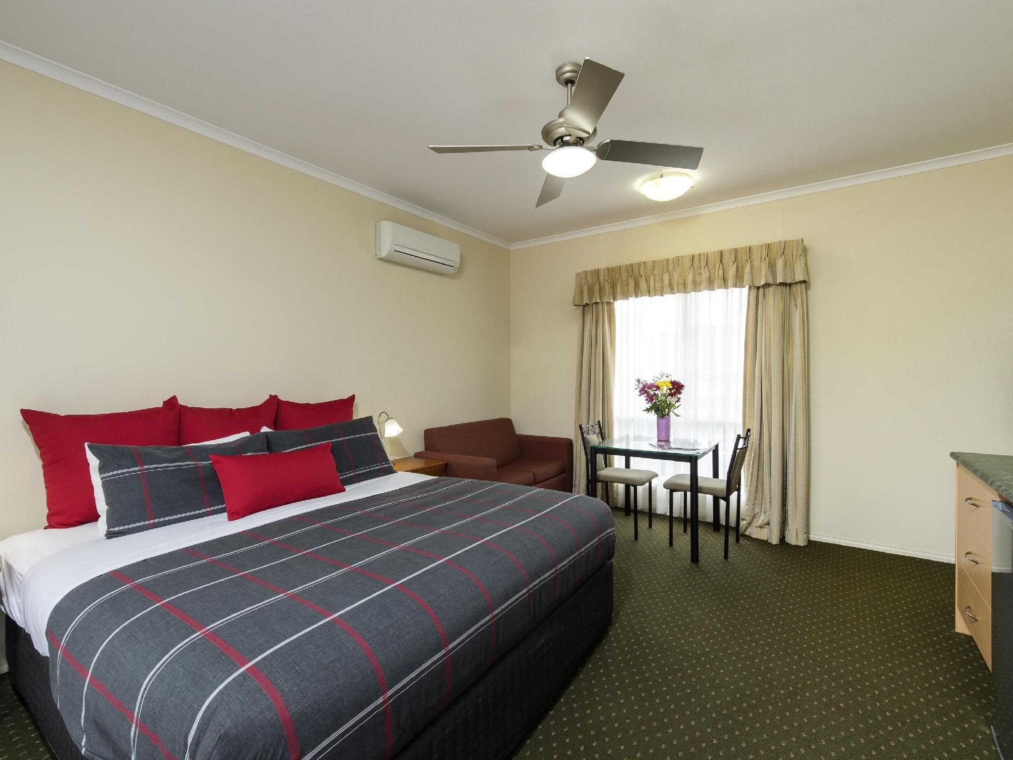 Executive Suite with 1 King Size Bed and Sofa