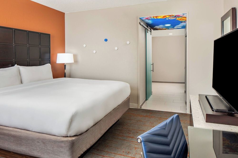 Room, 1 King Bed (Mobility Accessible, Tub)