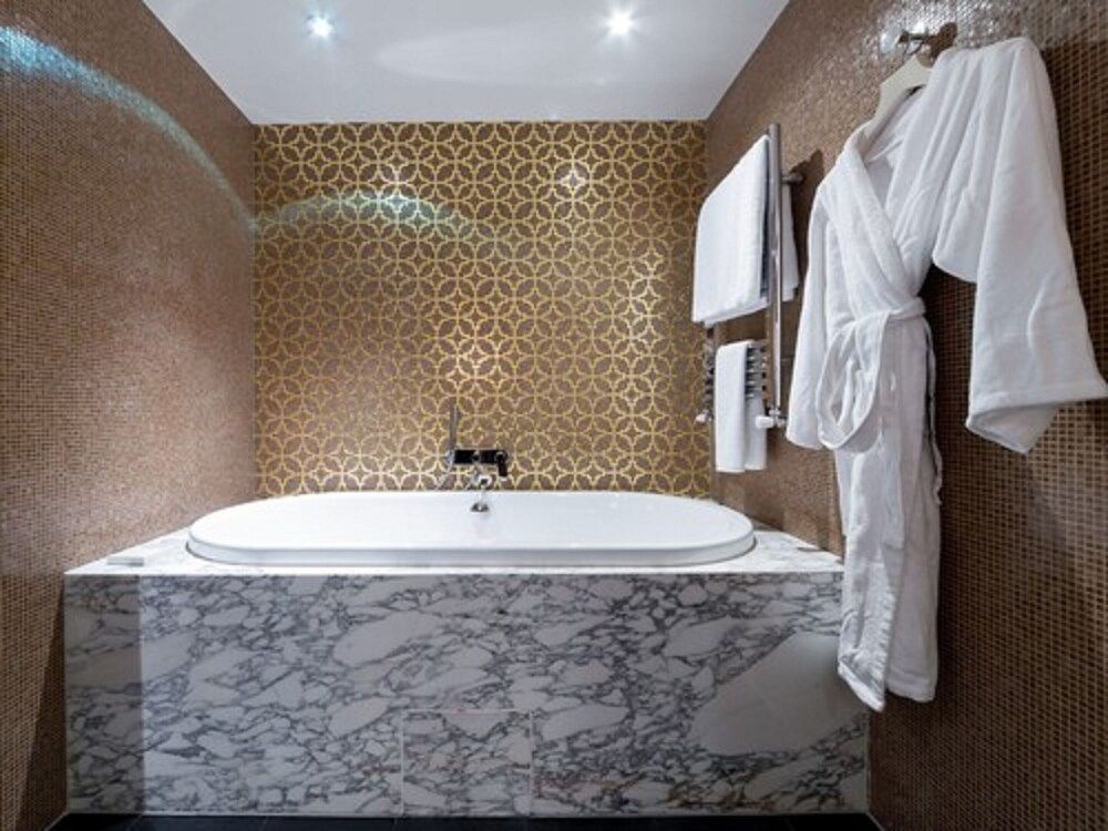 Deep Soaking Bathtub