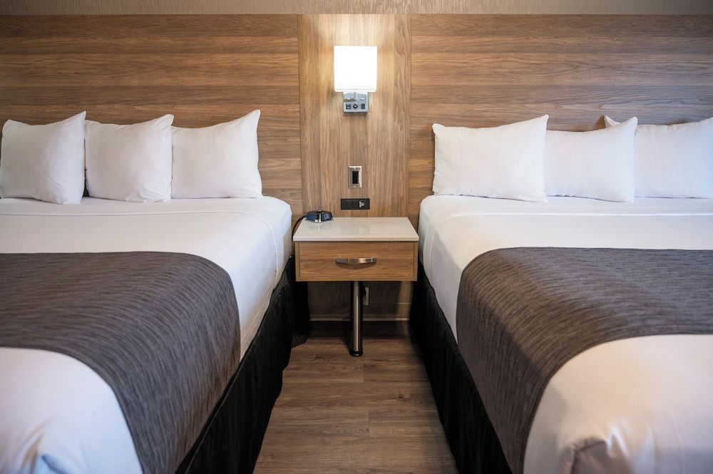 Hotel & Suites Le Dauphin Quebec Design Room, 2 Queen Beds 4