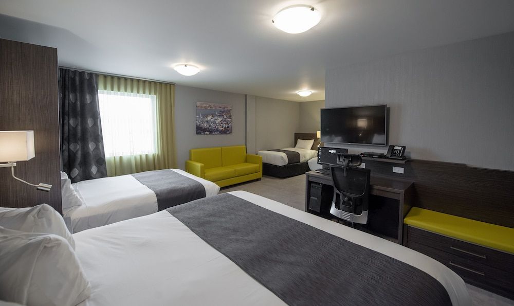 Hotel & Suites Le Dauphin Quebec Family Quadruple Room (Distinction Familiale)