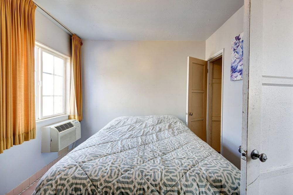 Standard Room, 1 Queen Bed