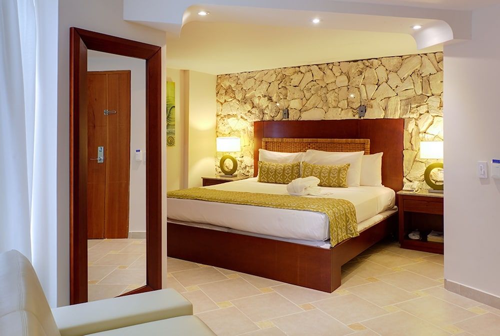 Standard Room, 1 King Bed, City View
