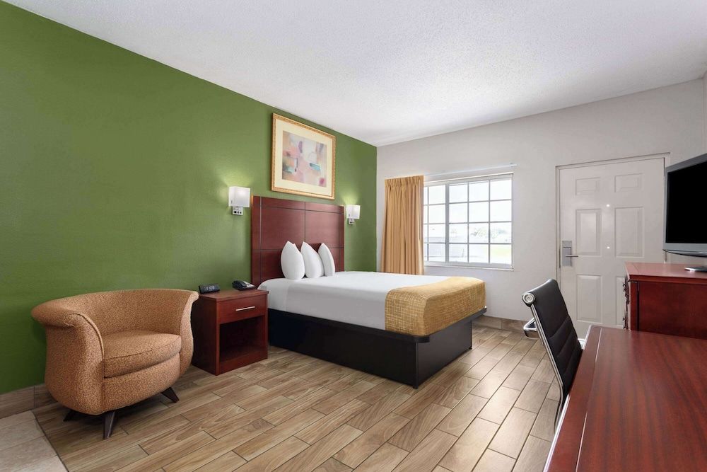 Room, 1 Queen Bed, Accessible, Non Smoking (Mobility/Hearing, Roll-in shower)