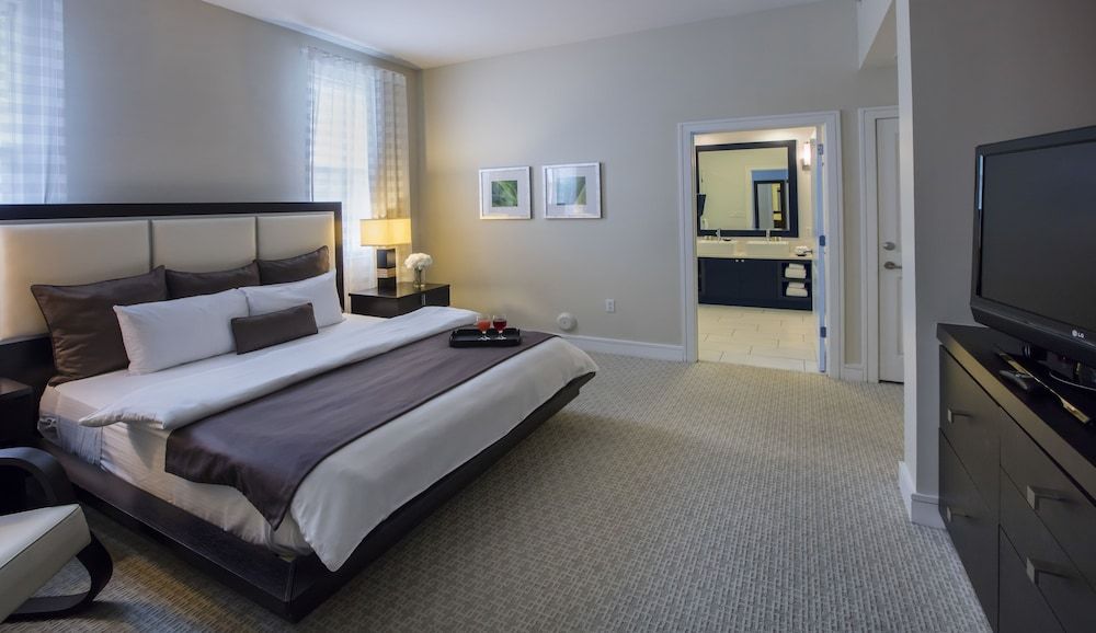 Deluxe Suite, 1 King Bed with Sofa bed, Kitchen, Golf View (Deluxe One Bedroom King Suite)