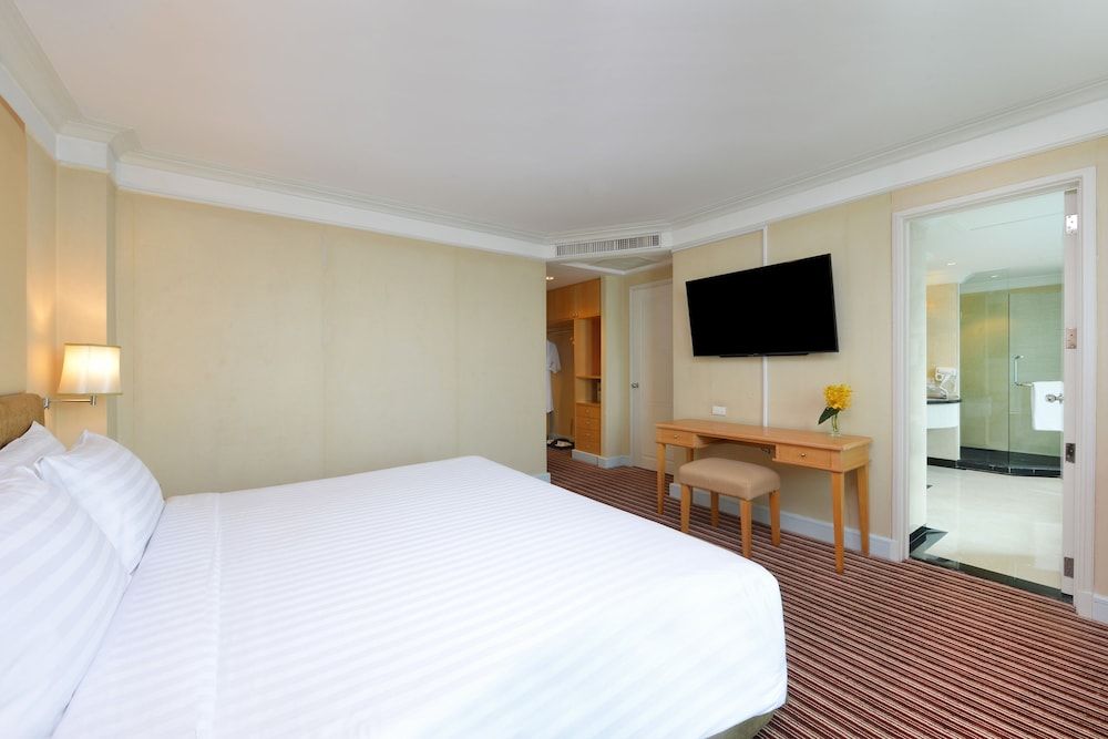 undefined Miracle Grand Convention Hotel 10