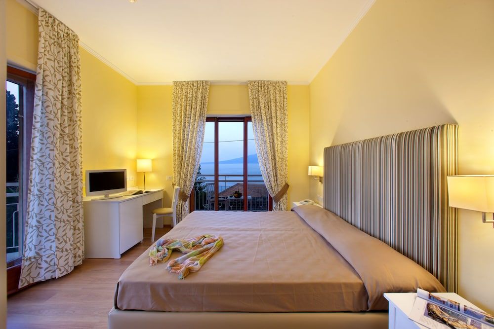 Hotel Regina Sorrento Double or Twin Room, Balcony, Sea View 4