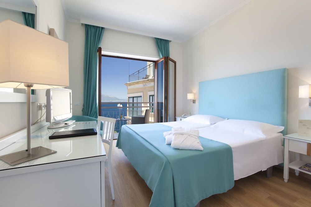 Hotel Regina Sorrento Double or Twin Room, Balcony, Sea View 5