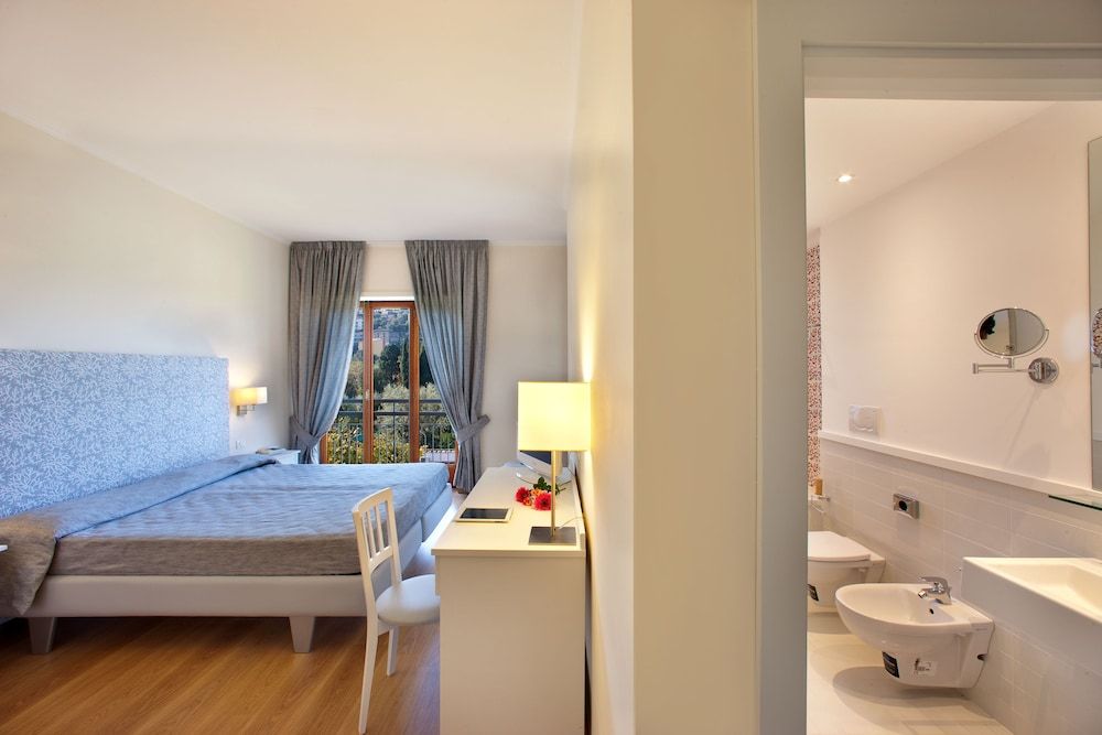 Hotel Regina Sorrento Double or Twin Room, Pool View 9