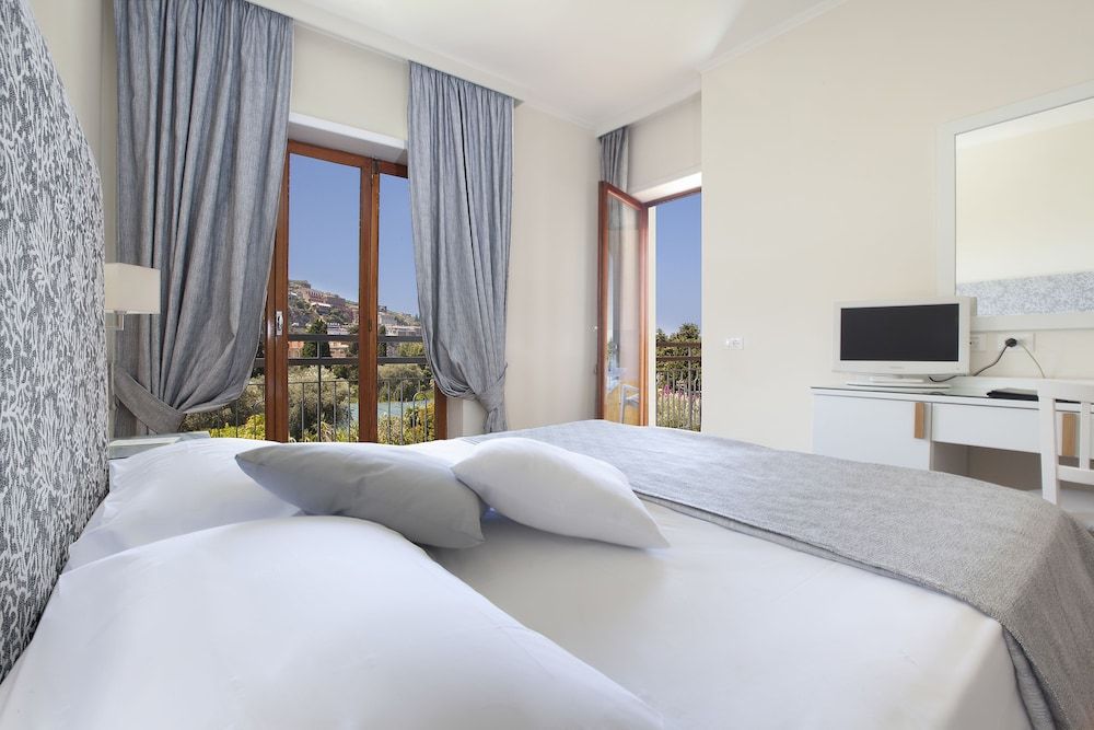 Hotel Regina Sorrento Double or Twin Room, Pool View 2