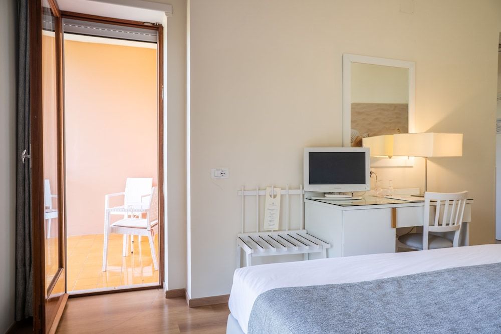 Hotel Regina Sorrento Double or Twin Room, Pool View 6