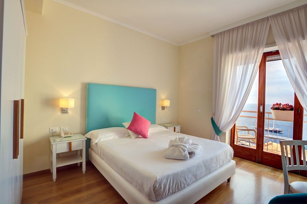 Hotel Regina Sorrento Double or Twin Room, Balcony, Sea View 7