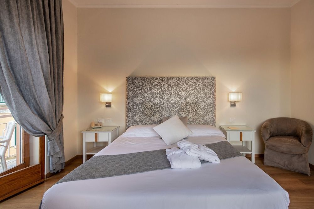 Hotel Regina Sorrento Double or Twin Room, Balcony, Sea View 8